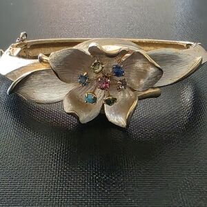 VTG Signed Kramer 3D Flower Wired Trembler Rhinestone Gold Tone Bracelet